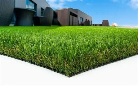 Césped artificial instalado junto a una vivienda moderna